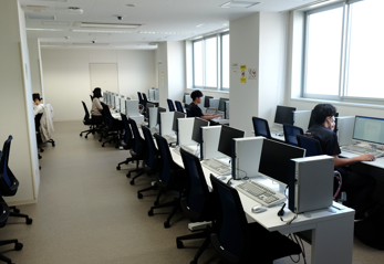 学生用PCルーム（多目的ホール2階）