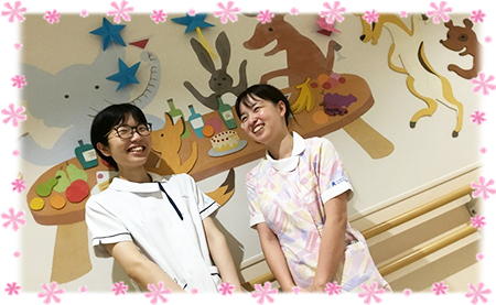 令和6年6月から新しい仲間が加わりました。子どもたちからたくさんの元気をもらい楽しく頑張っています！先輩看護師と楽しく会話をしている場面をパシャリ！！