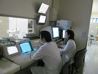 透視室で検査中