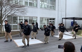 20250310　0306　外来棟中庭ブレイキン　1みんなで踊る （ＨＰ用）.jpg