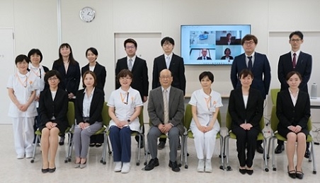 第3期生となる研修生13名とスタッフ