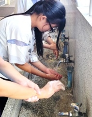 20240620　0612感染制御　感染対策教室（有玉小）　2普段の手洗い後、ブラックライトで洗い残しを確認.jpg