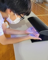 20240620　0612感染制御　感染対策教室（有玉小）　2普段の手洗い後、ブラックライトで洗い残しを確認-2.jpg