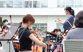 20250725　0703外来棟中庭サマーコンサート（学生管弦楽団）2弦楽器　（ＨＰ用）.jpg