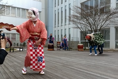 20240109　0107獅子舞和太鼓演奏　外来棟中庭　元画像　おかめ.jpg