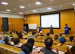 DSC00559 ＨＰ用　330　 講演2　池本先生　指体操 2.jpg