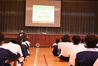 20231018　腫セ　1004がん講話　光が丘中学校　聴講の様子　25.jpg