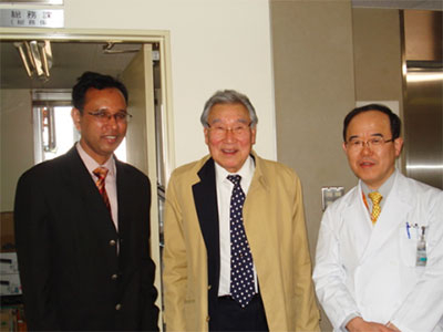 With my PhD guide Prof. Toshihiko Terao, President HUSM and Mentor Prof Kanayama Naohiro on 3rd March 2008 while I was attending a conference in Japan.2008年3月3日、学会参加時に寺尾俊彦元学長と指導教員の金山尚裕教授と共に。