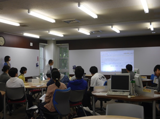 浜松市立図書館職員による電子図書の利用説明