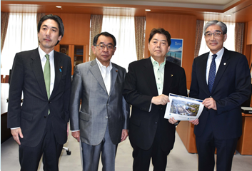 今野学長が林文部科学大臣を訪問