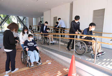 車いす体験の様子