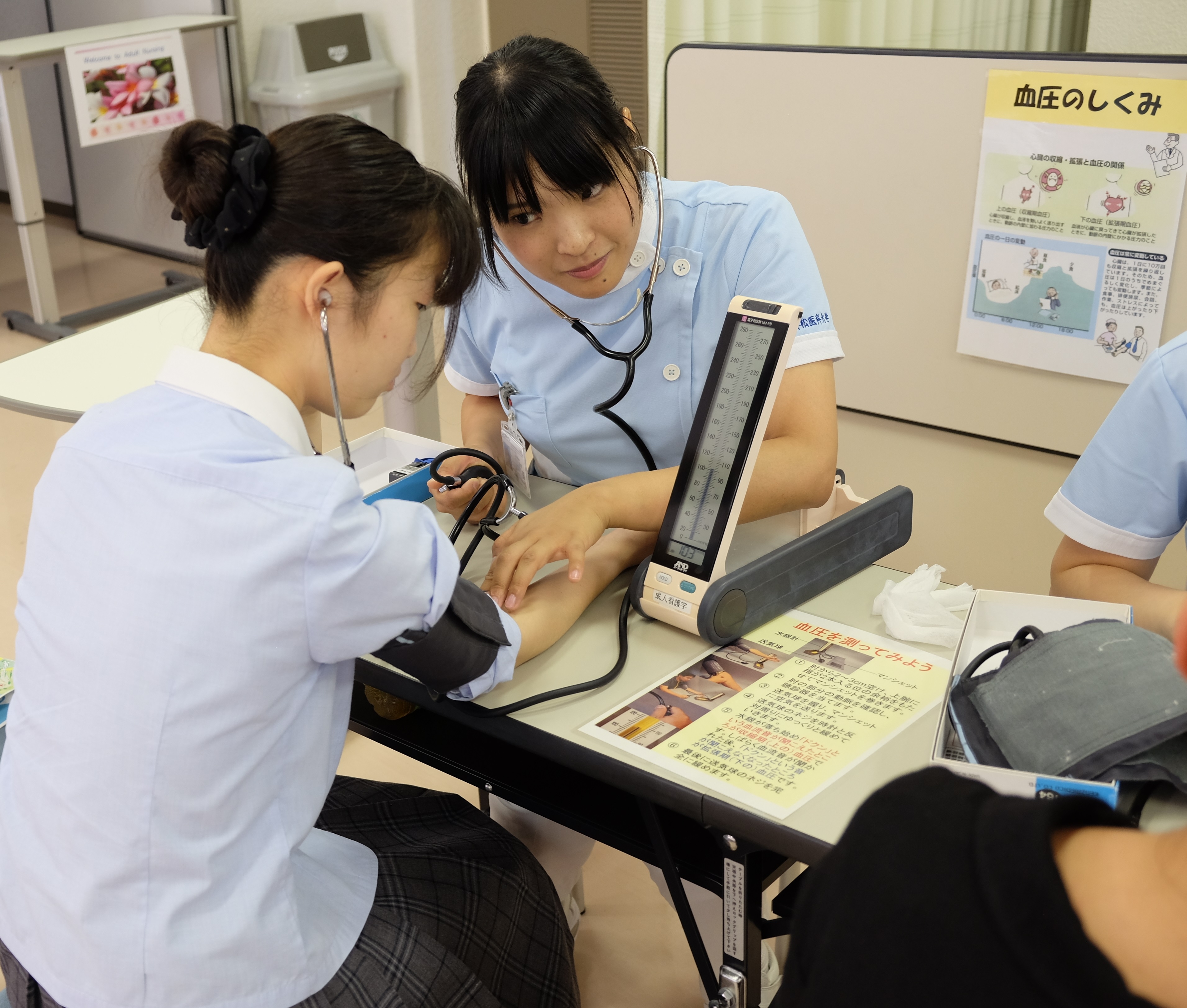 実習室見学の様子（看護学科）